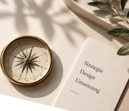 Leistungen 2 Kompass und Karte mit Strategie, Design und Umsetzung als Symbol für Webdesign, Branding und Grafikdesign