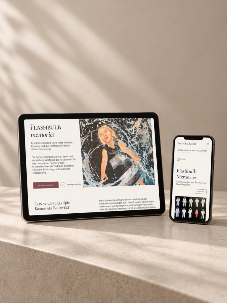 Leistungen 10 Tablet- und Smartphone-Mockup der Website von Elena Baurecht Art mit der Serie „Flashbulb Memories“ auf hellem, neutralem Hintergrund
