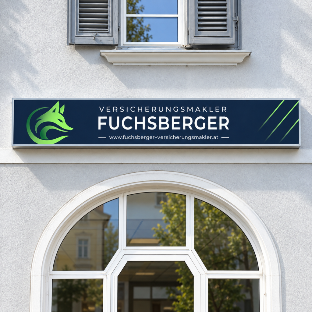Leistungen 16 Quadratische Ansicht der Außenfassade mit dem montierten Leuchtschild von Fuchsberger Versicherungsmakler in Dunkelblau und Grün.