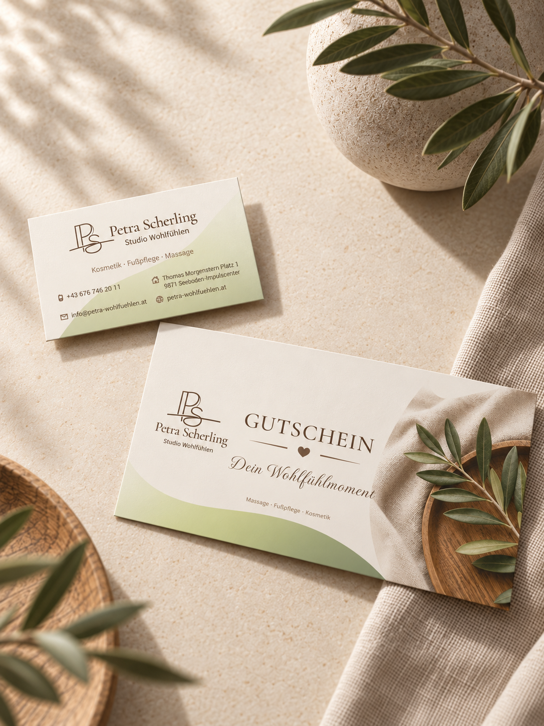 Portfolio & Referenzen 5 Gutschein und Visitenkarte von Petra Scherling Studio Wohlfühlen auf hellem neutralem Hintergrund mit natürlicher Spa-Dekoration