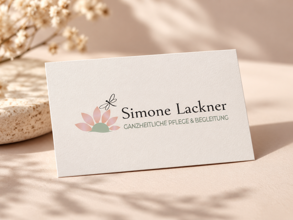 Leistungen 6 Visitenkarten-Mockup mit dem Logo von Simone Lackner für ganzheitliche Pflege und Begleitung auf sanftem beigem Hintergrund.